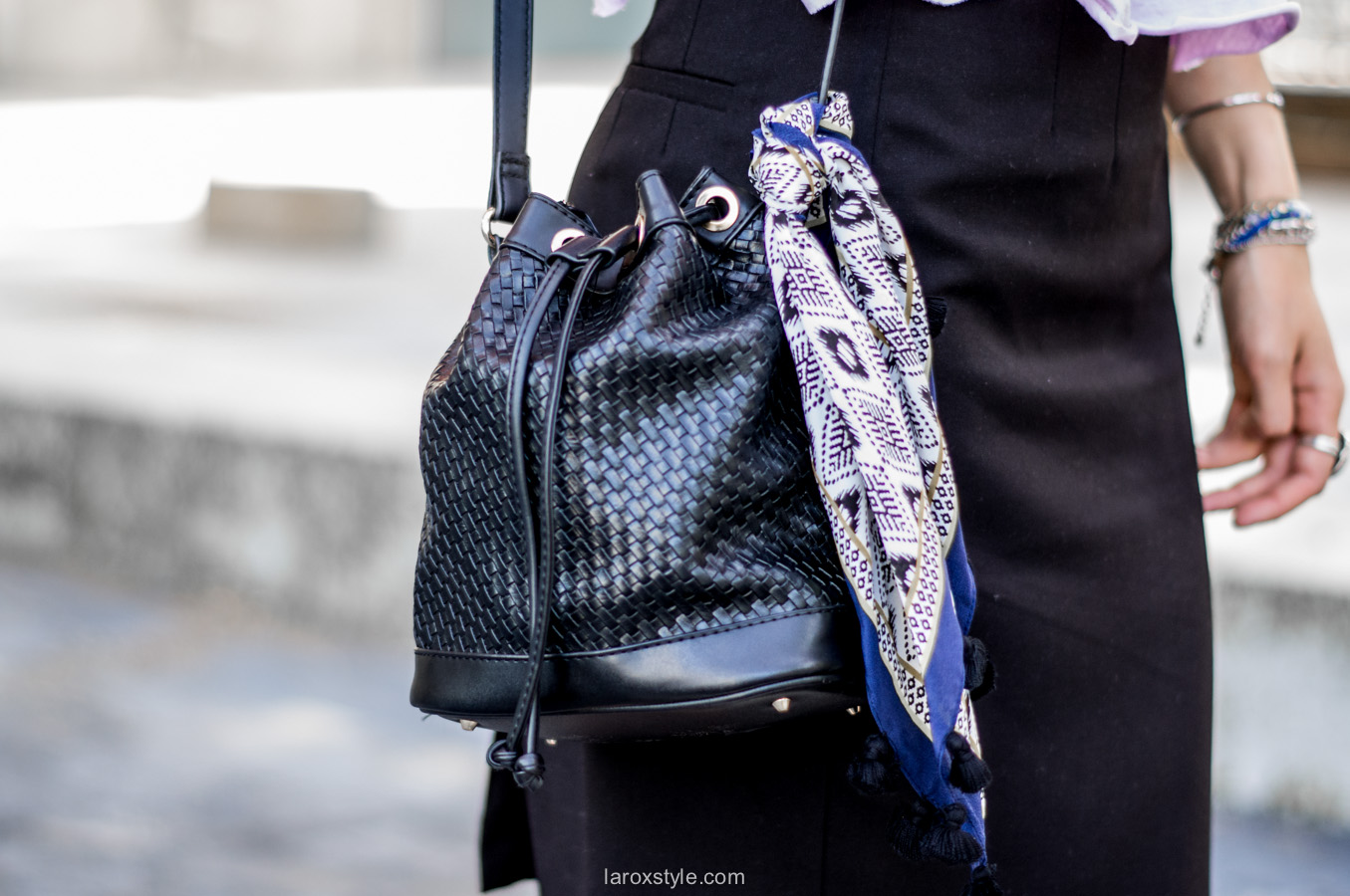 sac sceau - foulard en soie - look